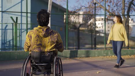 Behinderter-Teenager-Im-Rollstuhl,-Der-Basketball-Spielt.